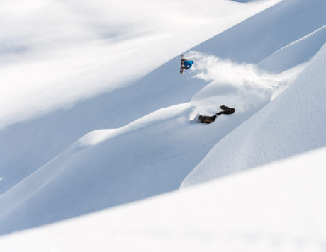 Mark Landvik snowboarding on his Lando Phoenix Snowboard